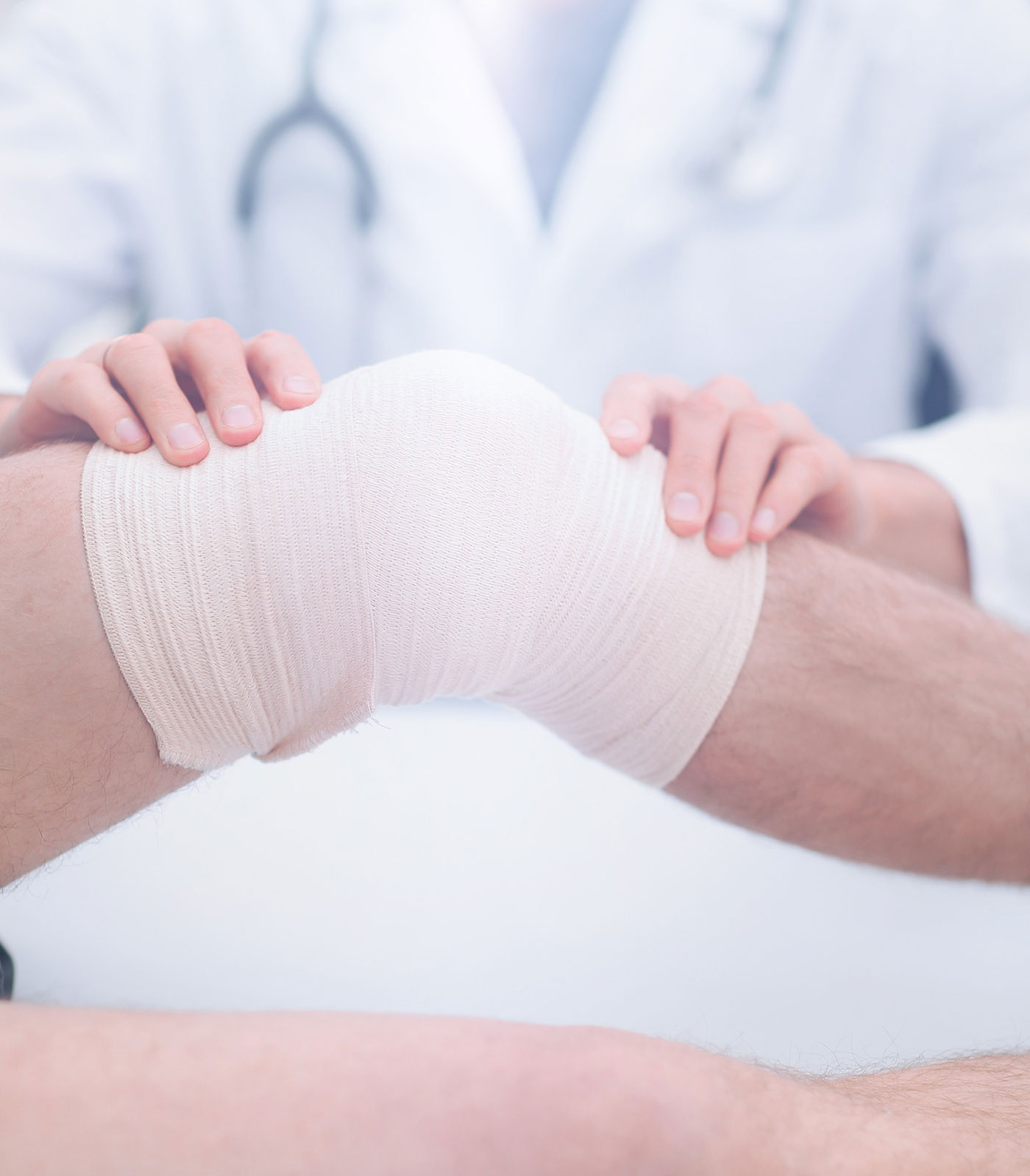 Doctor examining knee injury after a personal injury accident in Lake Oswego, Oregon